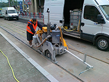 Řezání a zalévání spáry u tramvajové koleje