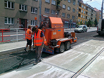 Řezání a zalévání spáry u tramvajové koleje